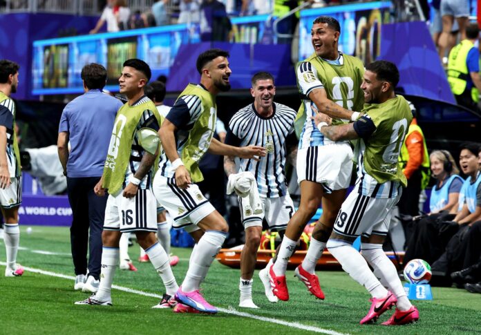 Jugadores de Argentina celebran tras el empate a 2 en el partido de octavos de final del Mundial 2026. EFE/EPA/CRISTÓBAL HERRERA-ULASHKEVICH
