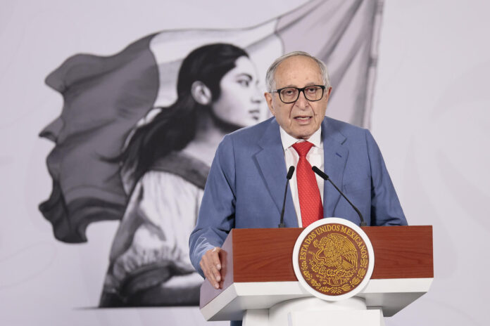 El secretario de Salud, David Kershenobich, habla durante una rueda de prensa este martes en Palacio Nacional de la Ciudad de México (México). EFE/José Méndez
