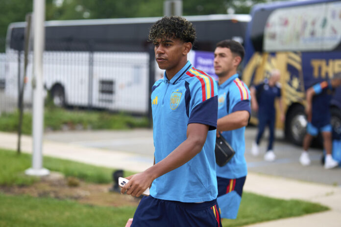 El jugador de la selección española, Lamine Yamal, a su llegada al entrenamiento que el combinado español ha realizado este sábado en New Jersey. EFE / Ángel Martínez / RFEF *Sólo uso editorial*
