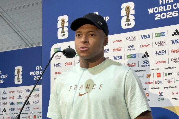 Kylian Mbappé, de Francia, habla en rueda de prensa después del triunfo ante Suecia. EFE/Jan Téllez Asensio
