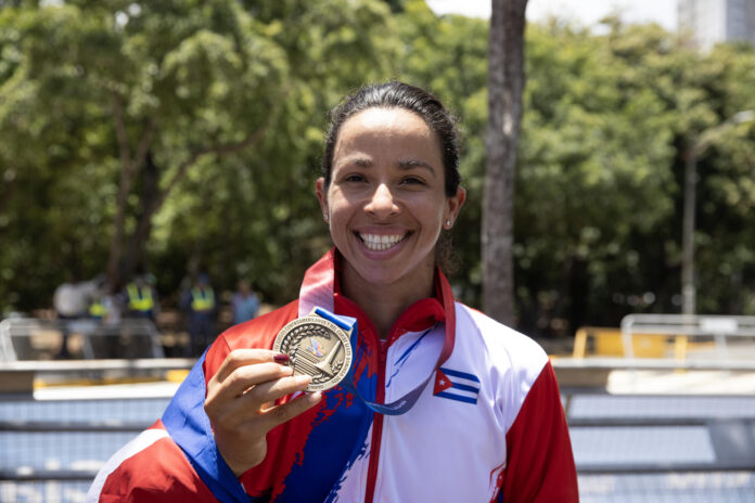 La ciclista Marlies Mejías aportó este sábado la primera medalla de oro a Cuba en los XXV Juegos Centroamericanos y del Caribe al imponerse en la contrarreloj individual de 30 kilómetros en calles de Santo Domingo. EFE/ Orlando Barría
