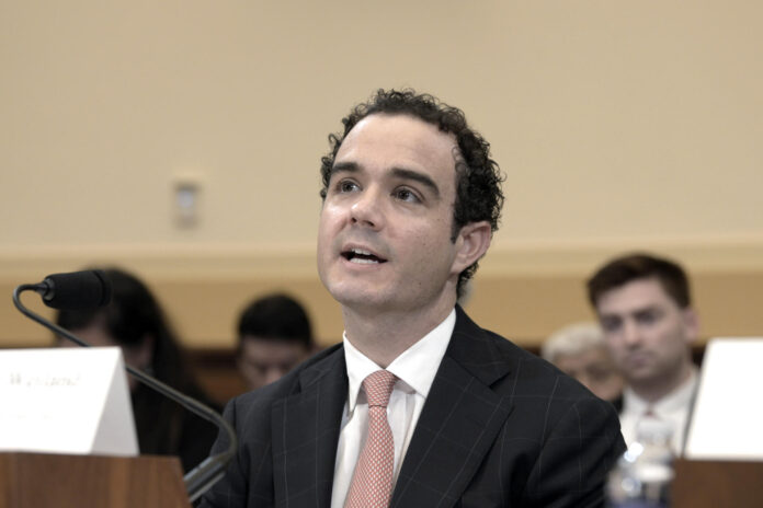 El subsecretario de Asuntos Internacionales de Narcóticos del Departamento de Estado de Estados Unidos, Cartwright Weiland, habla durante una audiencia este miércoles, en el Congreso en Washington (Estados Unidos). Weiland aseguró que no van a impedir el regreso de María Corina Machado a Venezuela. EFE/Lenin Nolly

