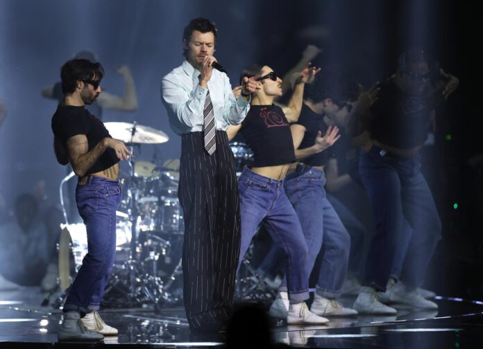 FOTO ARCHIVO. Harry Styles (c) durante una actuación en Mánchester, Reino Unido. EFE/EPA/ADAM VAUGHAN
