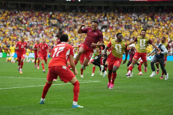 Ruben Vargas, de Suiza (C), celebra haber marcado el penalti decisivo junto a sus compañeros tras la tanda de penaltis del partido del Mundial de la FIFA 2026. EFE/EPA/BOB FRID

