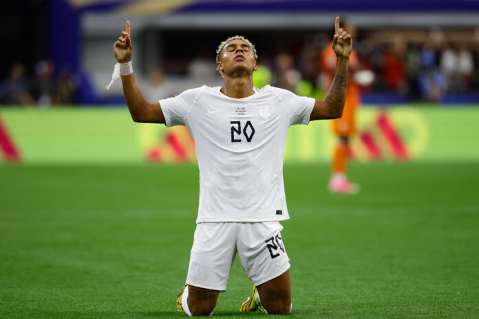 El delantero noruego Antonio Nusa se emociona tras el partido contra Costa de Marfil que selló este martes en Arlington (Texas) la clasificación de su país a los octavos de final del Mundial con un gol suyo. EFE/Carlos Ramirez. 
 
FOTODELDIA ARLINGTON (EEUU), 30/06/2026.- El delantero noruego Antonio Nusa (i) celebra tras anotar el primer gol de su equipo durante el partido de eliminatoria del Mundial 2026 que disputan las selecciones nacionales de Costa de Marfil y Noruega este martes, en el AT&T Stadium de Arlington, Texas (EEUU). EFE/ Carlos Ramirez
