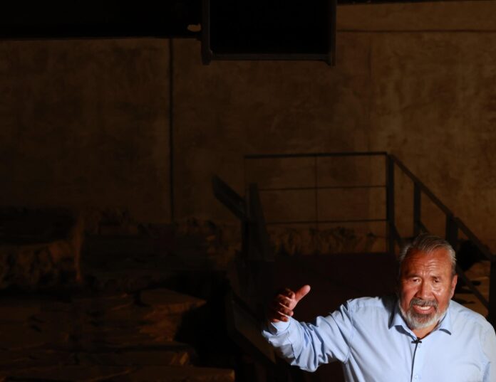 El director del Programa de Arqueología Urbana del INAH, Raúl Barrera, habla en una entrevista con EFE durante la muestra temporal 'El juego de pelota en Tenochtitlan' exhibida este miércoles, en el Museo del Templo Mayor en la Ciudad de México (México). EFE/ Mario Guzmán
