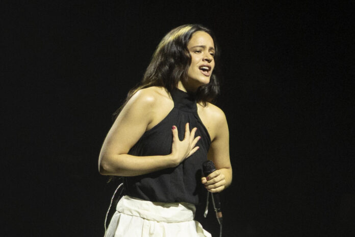 Imagen de archivo de Rosalía (en la foto) durante un concierto solidario con el pueblo palestino celebrado en Barcelona el pasado mes de enero. EFE/Marta Pérez
