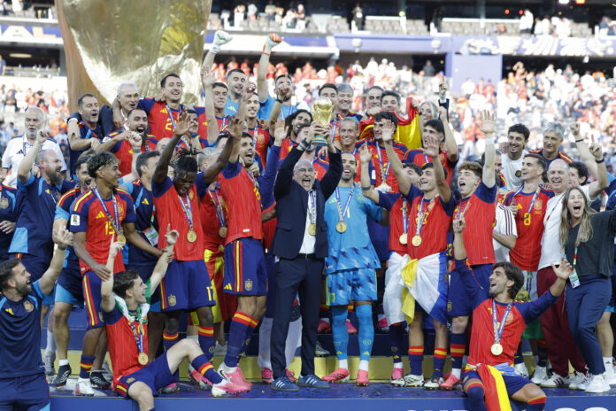 El seleccionador de España Luis de la Fuente celebra con el trofeo del Mundial de la FIFA 2026 este domingo, tras vencer a Argentina en la final en el estadio MetLife en East Rutherford (NJ, EE.UU.). EFE/ Lavandeira Jr
