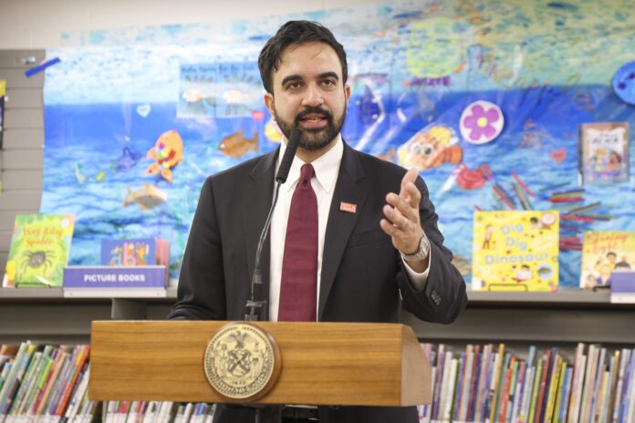 El alcalde de Nueva York, Zohran Mamdani, habla durante una conferencia de prensa en la sucursal Cortelyou de la Biblioteca Pública de Brooklyn este miércoles en Nueva York (EE.UU.). EFE/EPA/SARAH YENESEL
