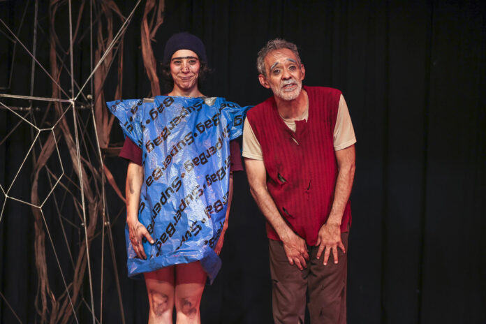 Fotografía que muestra a los actores de la obra de teatro 'Genealogía del silencio' del dramaturgo y actor ecuatoriano Alfredo Espinosa (d) en Quito (Ecuador). EFE/ José Jácome
