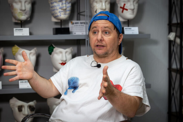 El actor argentino Tomás Pozzi, entrevistado por EFE en Mérida (España). EFE/ Jero Morales
