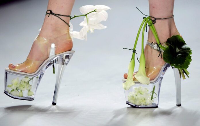 Una modelo luce unos originales zapatos de tacón y plataforma diseñados por la firma Scherer Gonzales en una foto de archivo EFE/Soeren Stache
