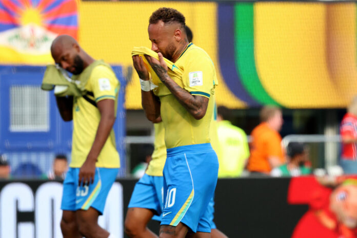 Neymar (c), de Brasil, llora este domingo tras la eliminación de la Canarinha a manos de Noruega en octavos de final del Mundial 2026. EFE/Octavio Guzmán

