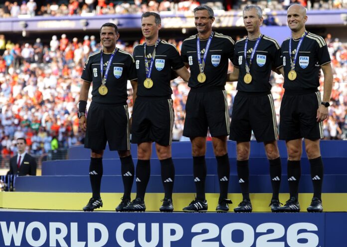 La terna arbitral de la final del Mundial 2026 encabezada por el central Slavko Vincic (c) posa en New Jersey tras el partido de España y Argentina. EFE/EPA/CHRISTOPHER NEUNDORF
