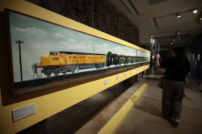 Fotografía que muestra la obra 'Los divinos: el tren de mis amigos, del caricaturista mexicano Abel Quezada, en la exposición '¡México-México-México! Abel Quezada entre arte y deporte' que será inaugurada el próximo domingo, en el Museo la luz, en Ciudad de México (México). EFE/José Méndez

