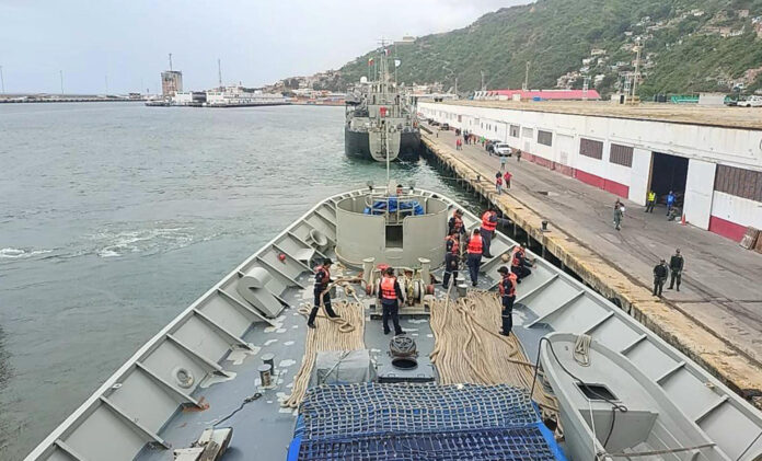 Fotografía cedida por la Secretaría de Marina de México (Semar) de uno de los dos buques de apoyo logístico, el ARM ‘Isla Holbox’ y ARM ‘Huasteco’, de la Armada de México, que arribaron este lunes al puerto venezolano de La Guaira con 388,42 toneladas para apoyar tras los sismos del pasado 24 de junio, en el puerto de La Guaira (Venezuela). EFE/ Semar /SOLO USO EDITORIAL/ SOLO DISPONIBLE PARA ILUSTRAR LA NOTICIA QUE ACOMPAÑA (CRÉDITO OBLIGATORIO)
