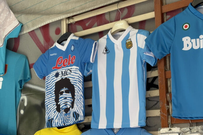 La ciudad de Nápoles, teñida de albiceleste, se convierte en una más de Argentina con vistas a la final del Mundial contra España y honra la memoria de 'El Pibe de Oro'. Las calles respiran fútbol; respiran la emoción de una final histórica. Cuatro años después de que 'La Scaloneta' volviera a besar la gloria y conquistara su tercera Copa del Mundo en Catar 2022, en la ciudad italiana donde el fútbol es un culto -como ocurre en toda Argentina-, no existe otro tema de conversación este domingo. Enfrente, España. EFE/Carlos Expósito

