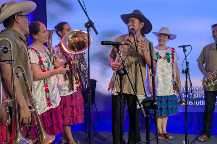 En el extranjero se suele identificar la música mexicana con mariachis, norteñas, rancheras, cumbias y a veces con jarocho, pero esta semana, con la actuación de la banda Mixanteña de Santa Cecilia, la Casa de México en Madrid demostró que es mucho más rica y diversa, al igual que su cultura. EFE/ Marc Fraile Baudy
