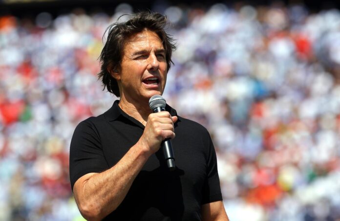 El actor estadounidense Tom Cruise se dirige al público durante la ceremonia de clausura de la final de la Copa Mundial de la FIFA 2026 entre España y Argentina, en Nueva Jersey, EE. UU., el 19 de julio de 2026. (España) EFE/Ronald Wittek
