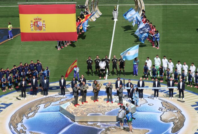El quinteto valenciano Spanish Brass interpretando el himno nacional de España en la final del Mundial de fútbol que enfrentó a la selección española contra el combinado de Argentina en New Jersey, Estados Unidos. EFE/EPA/SARAH YENESEL

