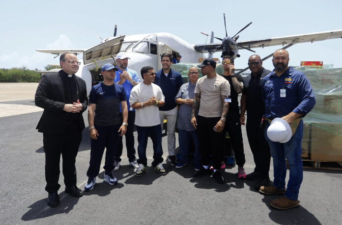 - Artistas puertorriqueños, empresarios y representantes religiosos posan durante la salida de los primeros dos vuelos con ayuda humanitaria a Venezuela este miércoles, en el Aeropuerto Internacional Luis Muñoz Marín, en San Juan (Puerto Rico). EFE/ Thais Llorca
