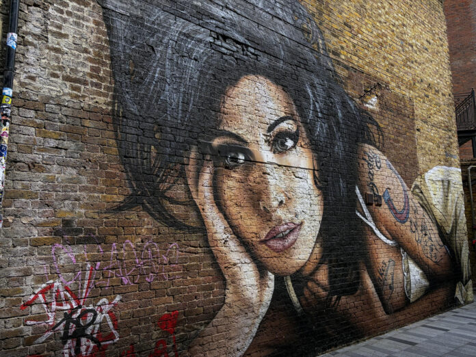 Con la muerte de Amy Winehouse hace quince años, la música británica quedó huérfana de una de las voces más singulares de su historia y ha buscado sin descanso a su heredera, sin entender que su verdadero logro fue dinamitar las reglas de la industria para dar paso a una nueva generación de mujeres artistas. EFE/ Luis Campello.
