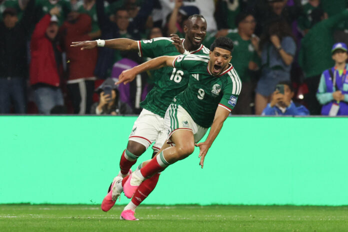 Raúl Jiménez (d) y Julián Quiñones celebran el segundo gol de México en el partido de los dieciseisavos de final del Mundial 2026 ante Ecuador en el estadio Azteca​, en Ciudad de México. EFE/Alex Cruz
