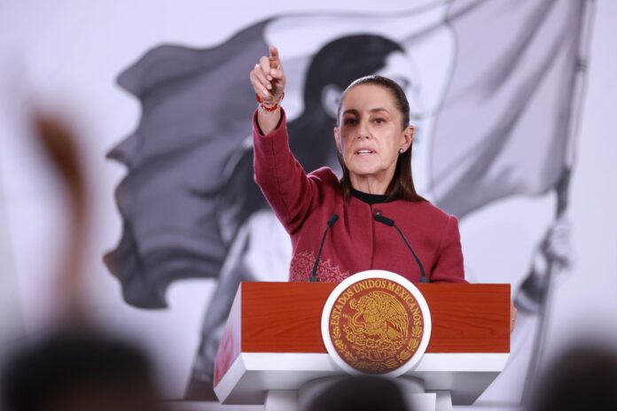 La presidenta de México, Claudia Sheinbaum, habla durante una rueda de prensa este lunes en el Palacio Nacional de la Ciudad de México (México). EFE/Mario Guzmán

