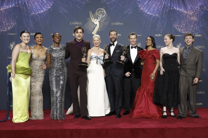 Fotografía de archivo del 14 de septiembre de 2026 que muestra a Noah Wyle (c-d); Katherine LaNasa (c-i), y el equipo de 'The Pitt', posando en la 77.ª ceremonia anual de los Premios Emmy, en Los Ángeles, California (EE.UU.). EFE/ Caroline Brehman
