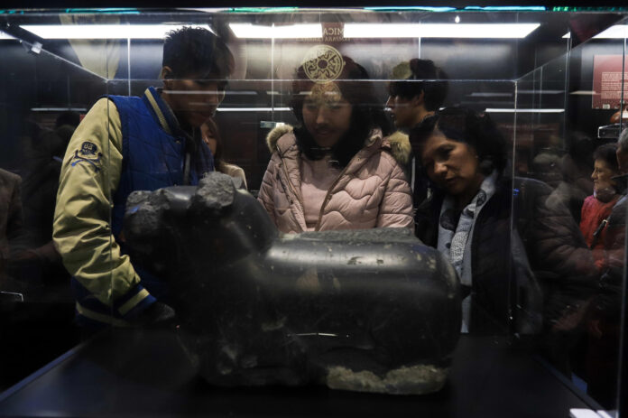 Personas recorren un museo durante la 'Larga Noche de Museos' que fue postergada debido a los conflictos sociales que afrontó Bolivia entre mayo y junio, en un 