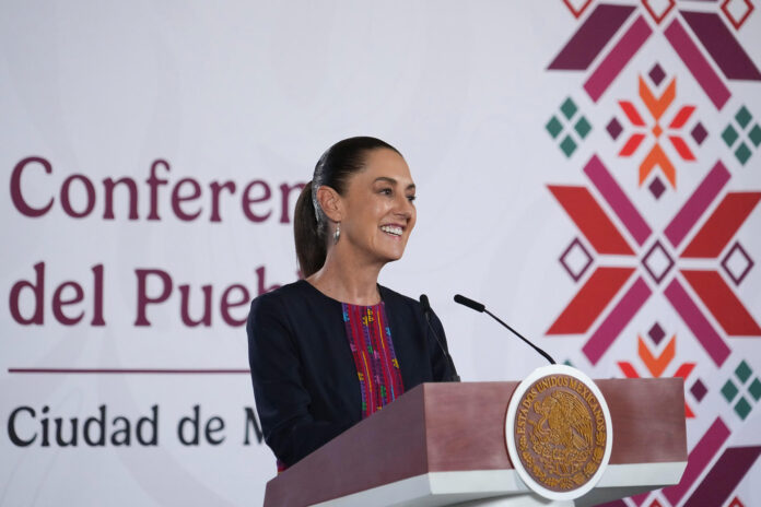 Fotografía cedida por la presidencia de México de la mandataria mexicana, Claudia Sheinbaum, hablando durante una rueda de prensa este viernes, en Palacio Nacional de la Ciudad de México (México). EFE/Presidencia de México/SOLO USO EDITORIAL/NO VENTAS/SOLO DISPONIBLE PARA ILUSTRAR LA NOTICIA QUE ACOMPAÑA(CRÉDITO OBLIGATORIO)
