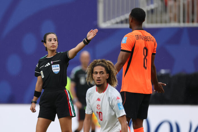 La árbitra mexicana Katia García (i) dirigió un partido del grupo F del Mundial 2026 entre Túnez y Países Bajos en Kansas City (Estados Unidos). EFE/Juan Ignacio Roncoroni
