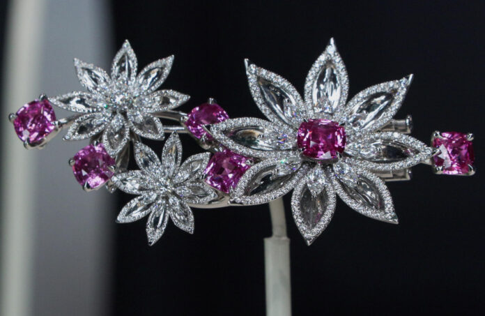 Chaumet presenta su nueva colección de joyas durante la Semana de la Moda de Alta Costura de París. En paralelo a los desfiles de alta costura, que finalizan este jueves y donde se están viendo las propuestas para el otoño-invierno 2026-27, los nombres más sobresalientes de la joyería exclusiva francesa e internacional están aprovechando estos días para presentar a clientes y prensa especializada sus novedades. EFE/ Edgar Sapiña Manchado
