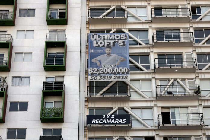 Fotografía de archivo del 12 de marzo de 2025 que muestra un anuncio inmobiliario en Ciudad de México (México). EFE/ José Méndez
