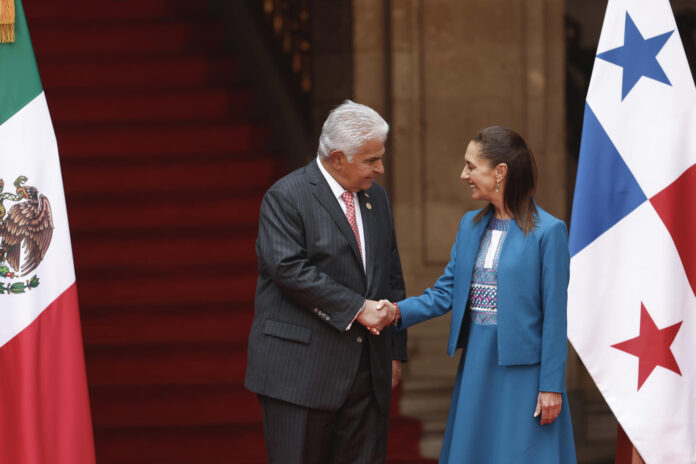 La presidenta de México, Claudia Sheinbaum (d), saluda a su homólogo de Panamá, José Raúl Mulino, este miércoles en el Palacio Nacional de Ciudad de México (México). EFE/ Sáshenka Gutiérrez
