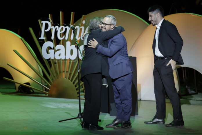Los periodistas Artur Rodrigues (c) y Renan Porto (d) reciben el premio como ganadores en la categoría Cobertura durante la ceremonia de entrega del los Premios Gabo en el Teatro Municipal Jorge Eliécer Gaitán este viernes, en Bogotá (Colombia). EFE/ Carlos Ortega
