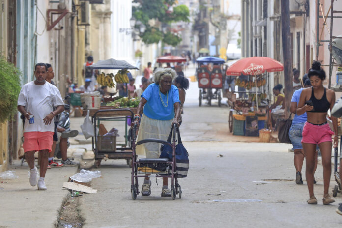 Personas caminan este jueves por una calle de La Habana (Cuba).EFE/ Ernesto Mastrascusa
