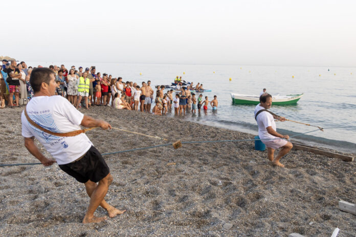 El municipio granadino de Almuñécar ha revivido por segundo año una de las tradiciones más entrañables de su pasado marinero con la recreación del tiro del copo, una ancestral práctica de pesca que desapareció de las costas andaluzas tras ser prohibida por la normativa vigente. EFE/Alba Feixas
