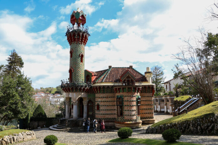 Una de las joyas arquitectónicas del modernismo, el Capricho de Comillas (Cantabria), obra de Gaudí. EFE/ Celia Agüero Pereda
