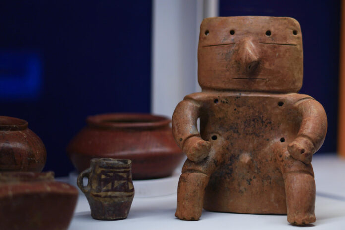Fotografía de una pieza antropomorfa de cerámica precolombina que hace parte de la exposición 'Pasados en retorno' este jueves, en Bogotá (Colombia). EFE/ Pablo R. Seco
