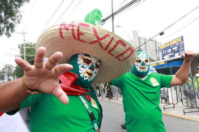 Aficionados de México animan este domingo, previo a un partido por los octavos de final del Mundial de la FIFA 2026 entre México e Inglaterra, afuera del estadio Azteca en Ciudad de México (México). EFE/ Mario Guzmán
