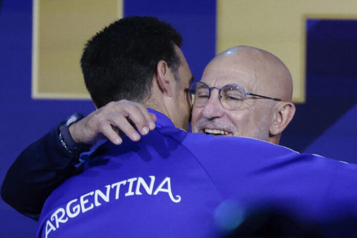 Los rostros más estratégicos de una final mundialista: El seleccionador de España, Luis de la Fuente (de frente) y el de Argentina, Lionel Scaloni, quien puede alcanzar este domingo en Nueva York un récord histórico. EFE/ Lavandeira Jr
