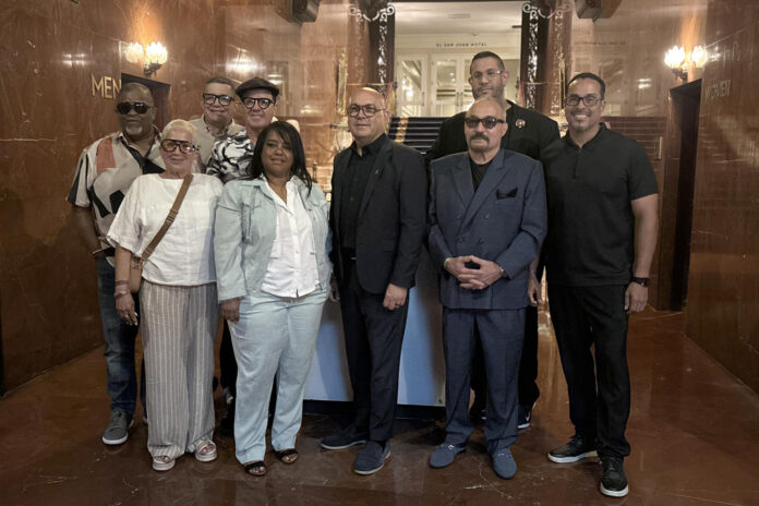 Personalidades del mundo de la salsa posan este viernes en el Hotel Fairmont en el San Juan de Isla Verde en San Juan (Puerto Rico). EFE/Esther Alaejos
