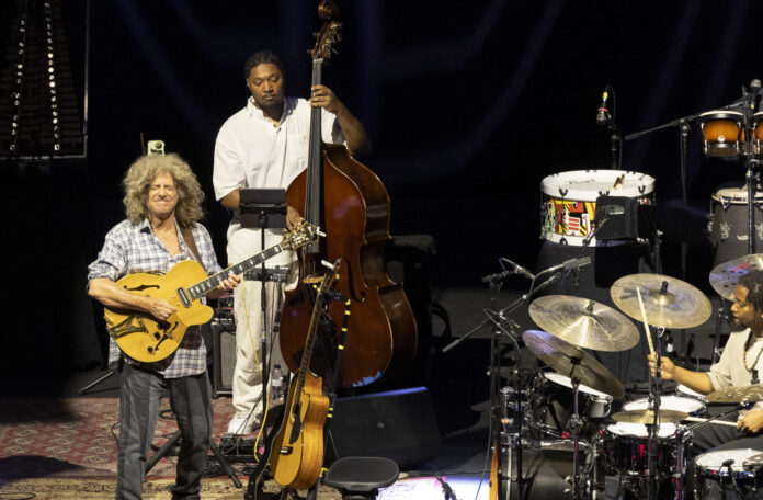 El músico estadounidense Pat Metheny (i), presenta al público del festival de jazz de San Sebastián Side Eye III+, el último proyecto del guitarrista en el que ha embarcado a nuevas generaciones de músicos con los que crea nuevos temas y revisita otros más antiguos. EFE/Juan Herrero.

