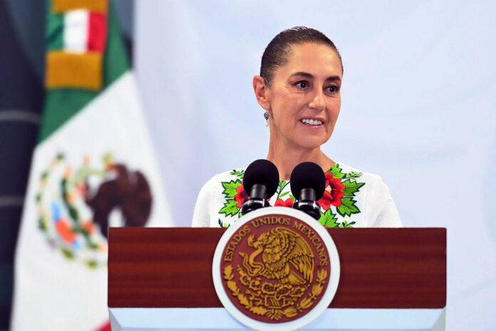 Fotografía cedida este viernes por la Presidencia de México, de la mandataria Claudia Sheinbaum, hablando durante una rueda de prensa en el municipio de Tulum, en Quintana Roo, (México). EFE/Presidencia de México /SOLO USO EDITORIAL/NO VENTAS/SOLO DISPONIBLE PARA ILUSTRAR LA NOTICIA QUE ACOMPAÑA(CRÉDITO OBLIGATORIO)
