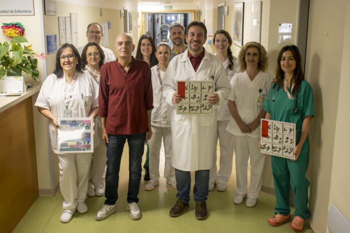 El artista Antonio Arias, líder de la banda Lagartija Nick, ha agradecido a los sanitarios del hospital Virgen de las Nieves de Granada que hayan hecho posible que vuelva a los escenarios en el 30 aniversario de Omega, una gira que disfruta después de que le extirparan un tumor renal. EFE/ Hospital Virgen de las Nieves de Granada SOLO USO EDITORIAL/SOLO DISPONIBLE PARA ILUSTRAR LA NOTICIA QUE ACOMPAÑA (CRÉDITO OBLIGATORIO)
