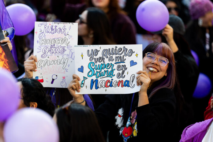 Una seguidora de la banda surcoreana BTS participa en una manifestación en Santiago (Chile). EFE/ Javier Torres Lantadilla
