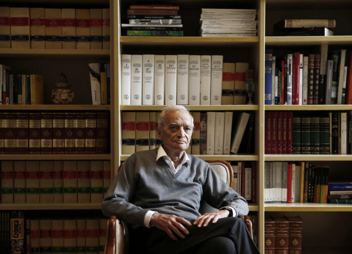 Imagen de archivo del escritor Luis Goytisolo (Barcelona, 1935 - Vimbodí, Tarragona, 2026) durante una entrevista realizada en Pamplona. EFE/Jesús Diges
