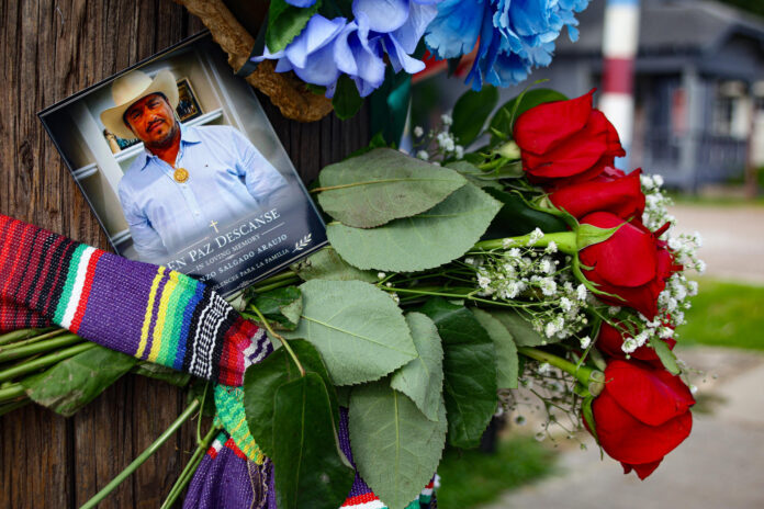 Fotografía que muestra una imagen de Lorenzo Salgado Araujo, inmigrante mexicano fallecido en un operativo de ICE, durante una manifestación contra las políticas migratorias ayer miércoles, en Houston (EE.UU.). EFE/ Carlos Ramírez
