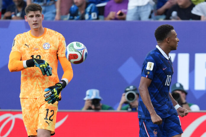 Orlando Gill (i), de Paraguay, y Kylian Mbappé, de Francia, protagonizaron el duelo del partido entre ambas selecciones en los octavos de final del Mundial 2026. EFE/Ángel Colmenares
